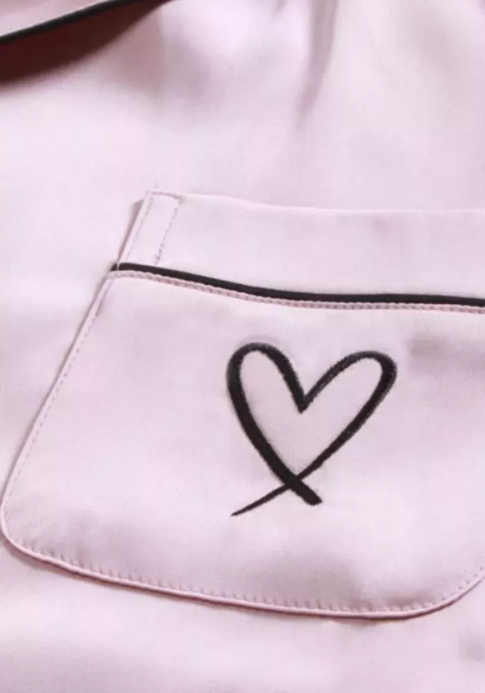 Pyjama en Satin Rosé à Bordures Noires