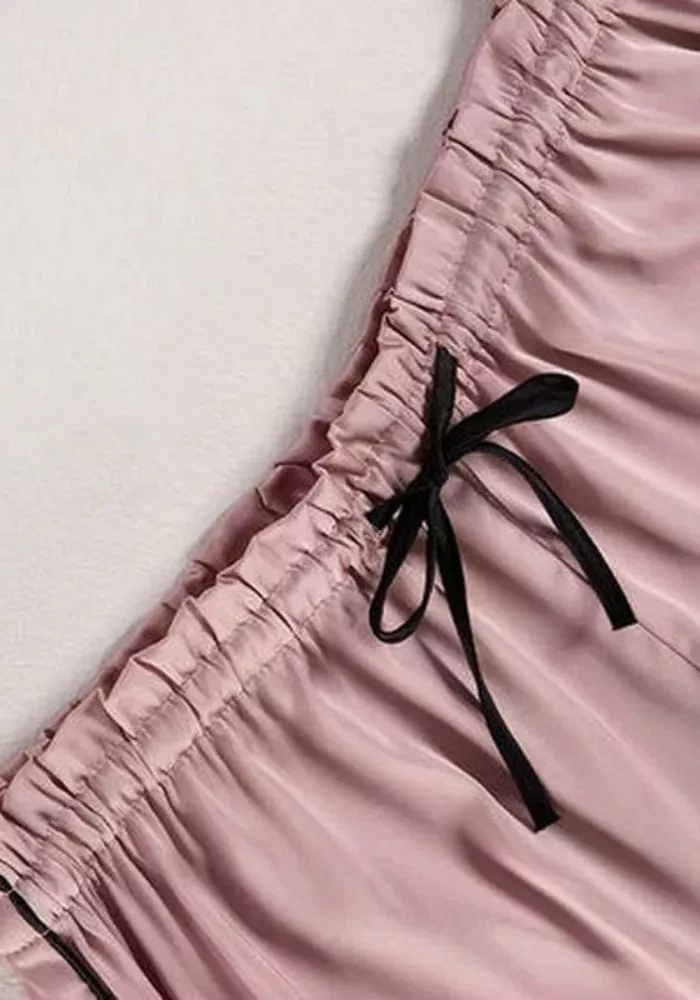 Pyjama en Satin Rosé à Bordures Noires