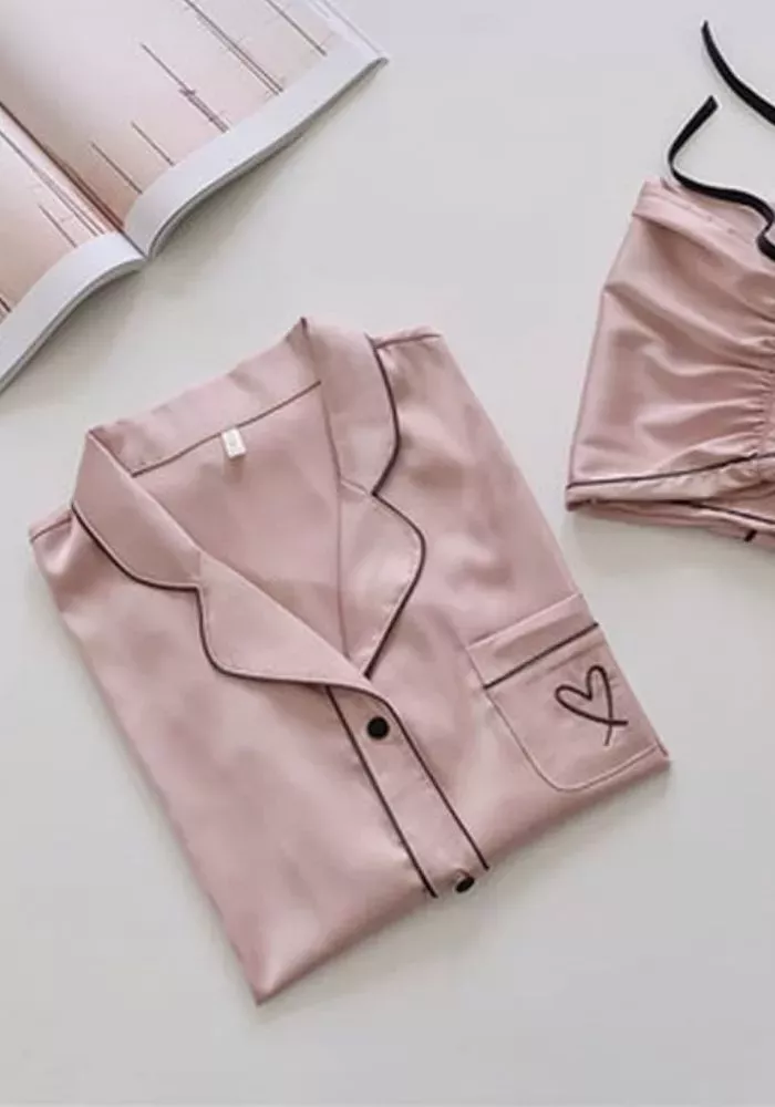 Pyjama en Satin Rosé à Bordures Noires