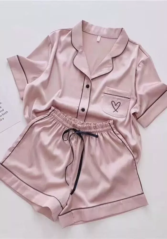 Pyjama en Satin Rosé à Bordures Noires