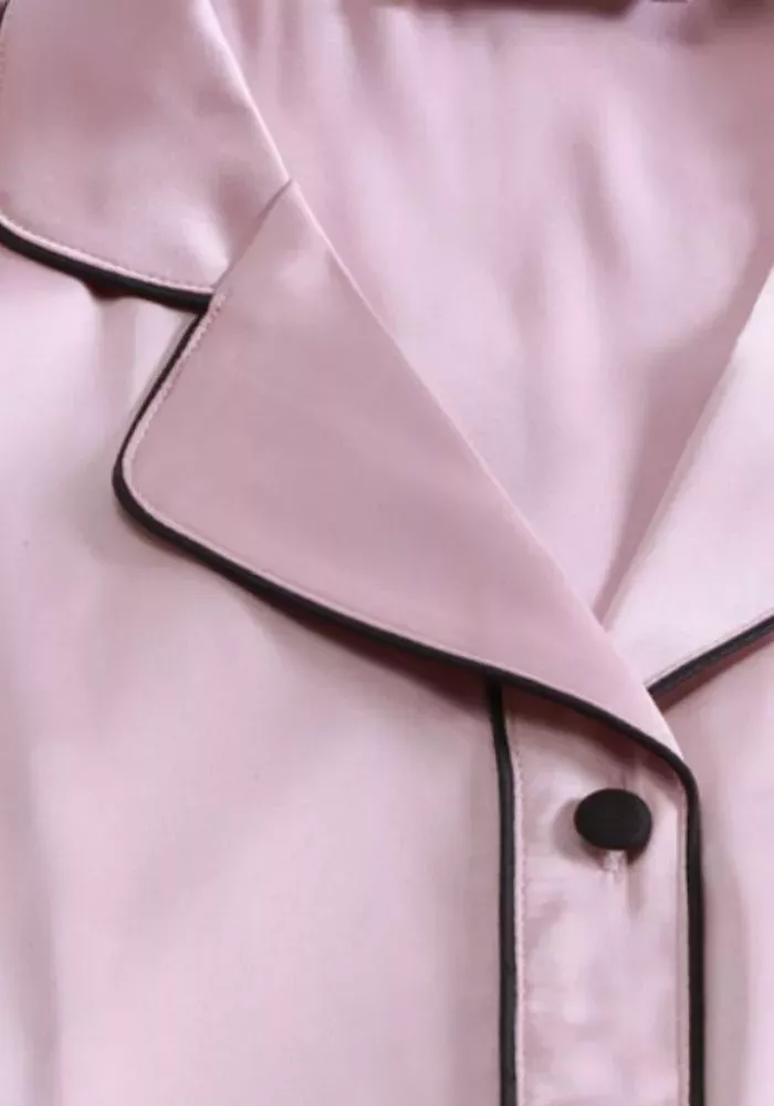 Pyjama en Satin Rosé à Bordures Noires